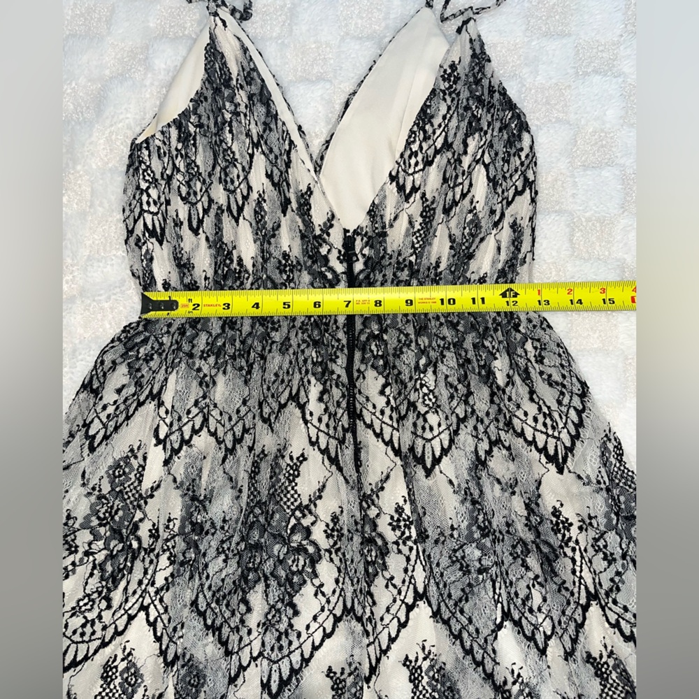 Alice + Olivia Women’s Lace Mesh Lined V-Neck Cocktail Dress • Size 4 - Picture 10 of 15